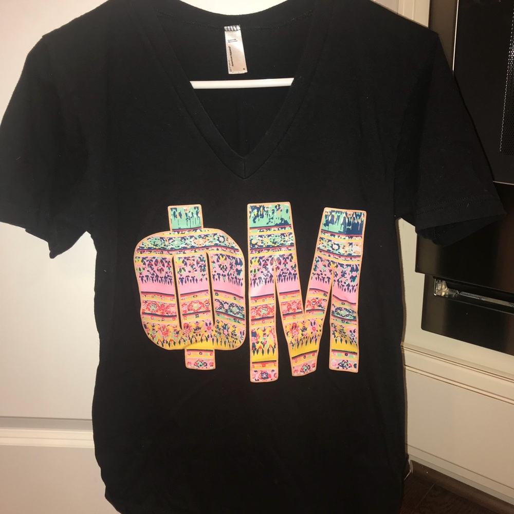 Phi Mu v neck